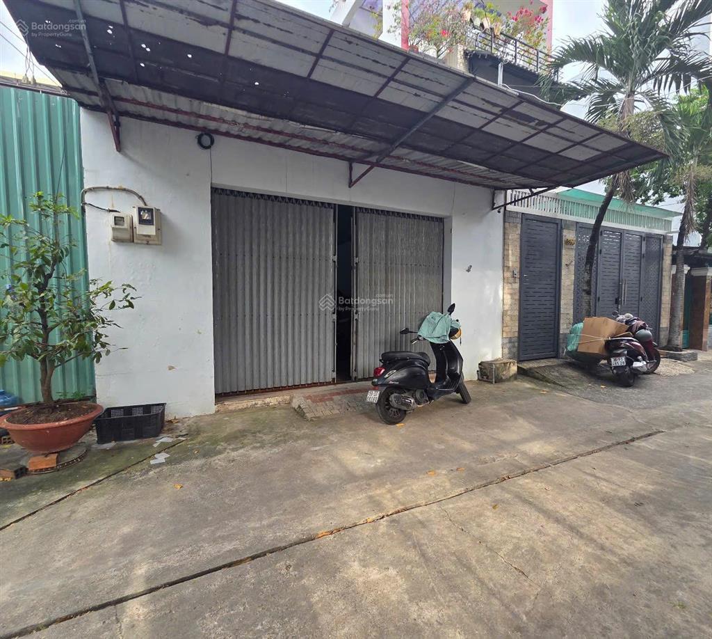 Nhà chính chủ bà điểm hóc môn tphcm dt 6,2 x17m, cấp 4 giá 3 tỷ 5 hẻm xe tải  0906 728 ***