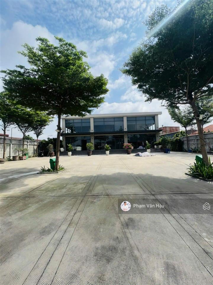 Cho thuê nhà mặt tiền 882 quốc lộ 13 dt 40x70m, sẵn nhà vp 950m2 sàn, full pccc, điều hòa âm trần
