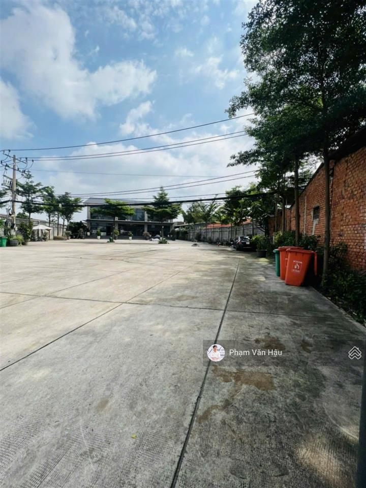 Cho thuê nhà mặt tiền 882 quốc lộ 13 dt 40x70m, sẵn nhà vp 950m2 sàn, full pccc, điều hòa âm trần