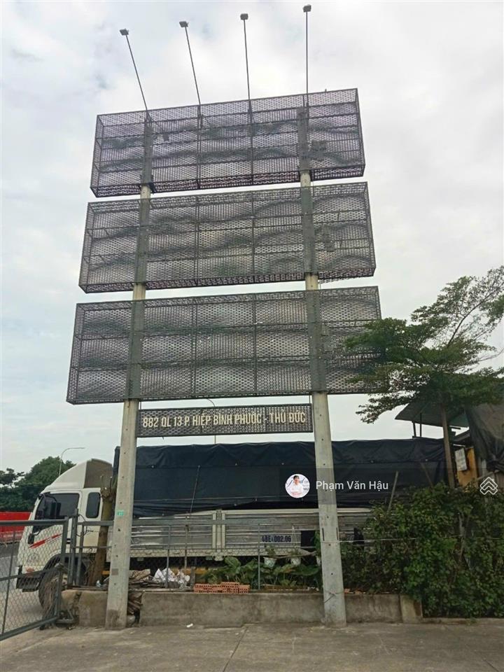 Cho thuê nhà mặt tiền 882 quốc lộ 13 dt 40x70m, sẵn nhà vp 950m2 sàn, full pccc, điều hòa âm trần