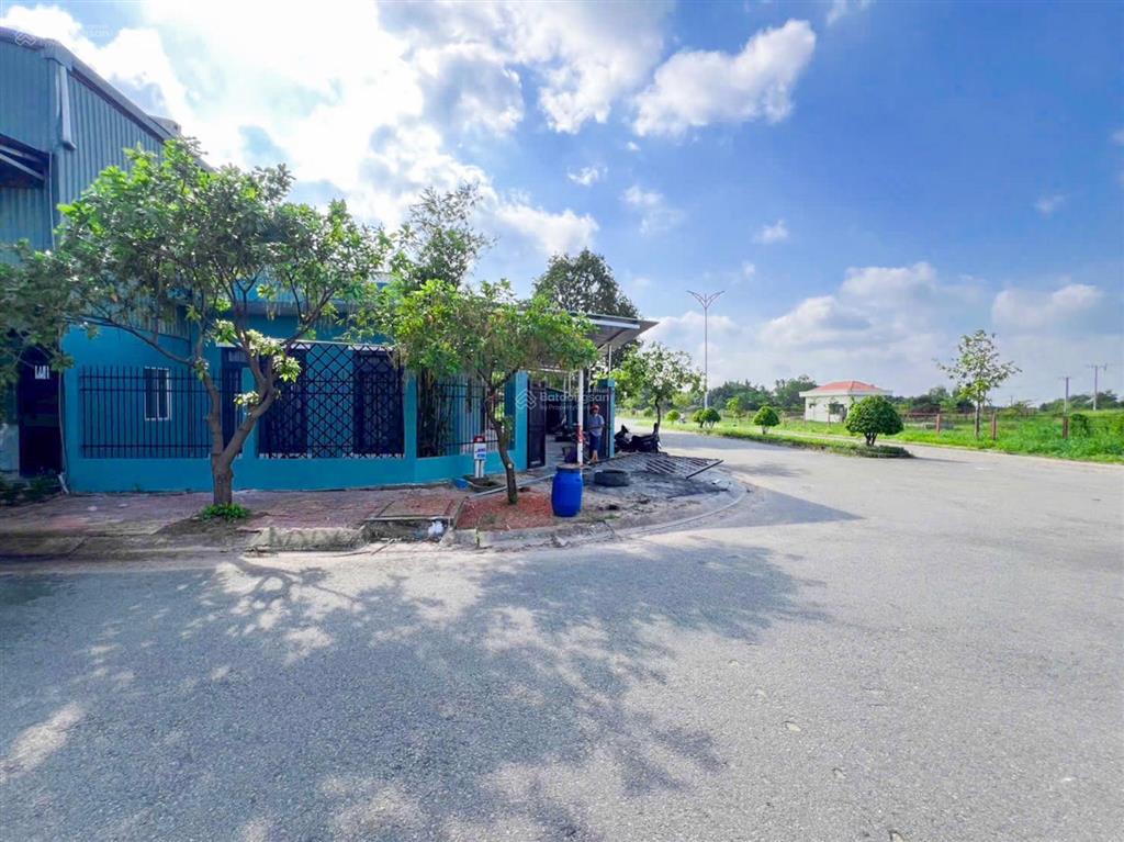 Bán nhà góc 2 mặt tiền đường 22m và 10m  diện tích 240,5m2 (11x23m)  view sông