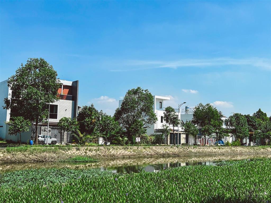 Bán nhà góc 2 mặt tiền đường 22m và 10m  diện tích 240,5m2 (11x23m)  view sông