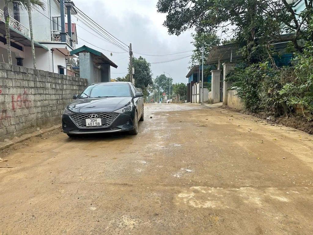 Chủ cắt bán 300m2 trục chính thôn luồng yên trung thạch thất. phía sau giáp kcn quang tiến