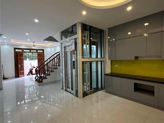 Nhà cao cửa rộng 5 tầng thang máy ô tô đỗ cổng dt 55m2x5t giá 8 tỷ