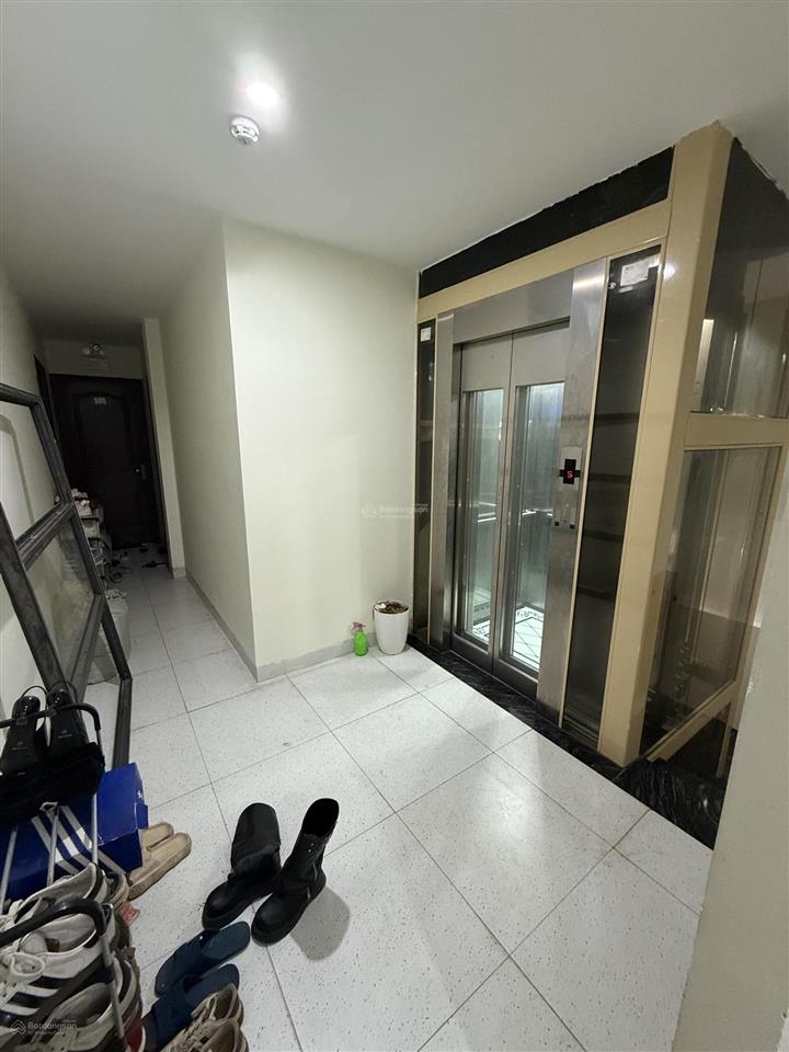 Toà chdv hoàng quốc việt 138m2*6t, mt 8m, 30 phòng kk, 20m ra ô tô tránh, đủ pccc, dòng tiền 8%/năm
