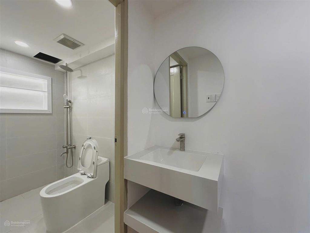 Cho thuê căn hộ ban công đầy đủ nội thất máy giặt riêng  gần ba son  ngay chi cục thuế q2