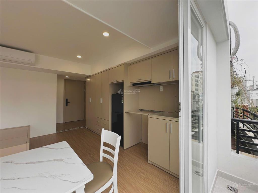 Cho thuê căn hộ ban công đầy đủ nội thất máy giặt riêng  gần ba son  ngay chi cục thuế q2