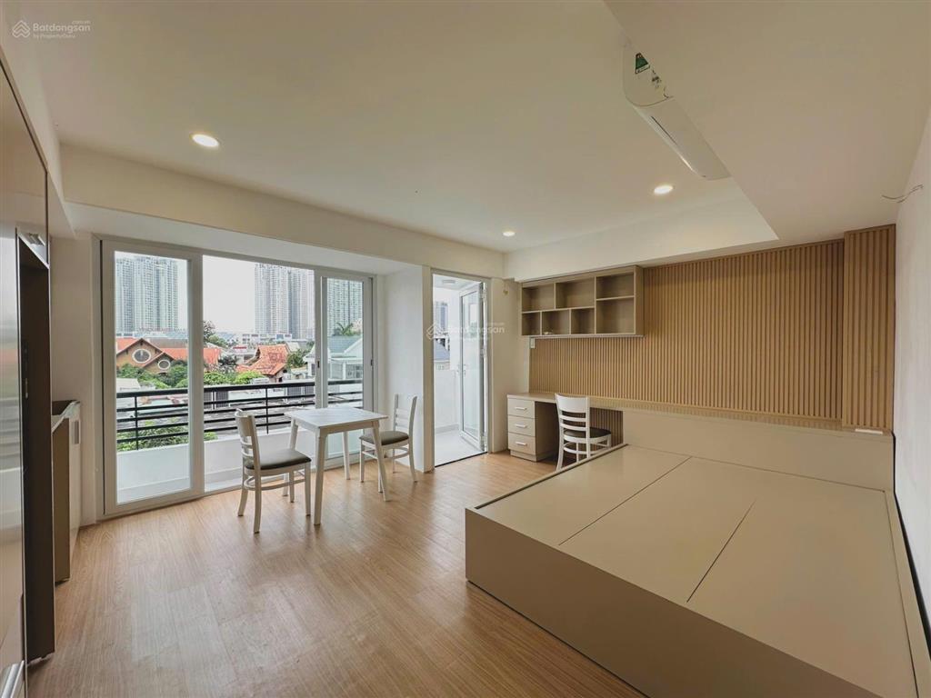 Cho thuê căn hộ ban công đầy đủ nội thất máy giặt riêng  gần ba son  ngay chi cục thuế q2