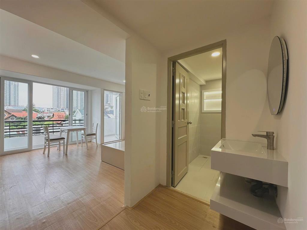 Cho thuê căn hộ ban công đầy đủ nội thất máy giặt riêng  gần ba son  ngay chi cục thuế q2