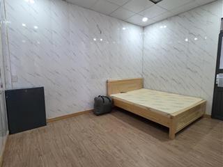 Cho thuê nhà nguyên căn tầng trên, lối đi riêng. có sân đậu xe hơi. uyên 0948 676 ***