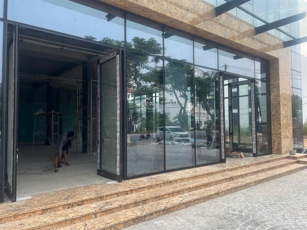 Cho thuê tòa nhà 900m2. có thể thành lập doanh nghiệp fdi. phù hợp mở showroom, siêu thị, nhà hàng