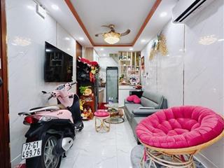Nhà đẹp q4  hẻm 3m 20m2  3 lầu đúc  ko qh giá 3 tỷ nhỉnh
