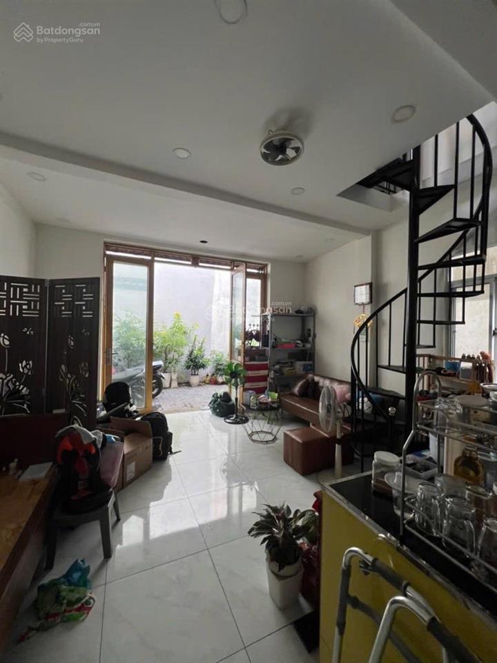 Nhà xóm chiếu q4 hẻm 3m 50m2 2 lầu đúc ko qh giá 5 tỷ