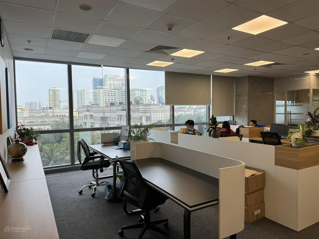 Bql cho thuê văn phòng icon4 diện tích 200m2 có cắt từ 80m2 có sẵn nội thất đẹp vào được luôn