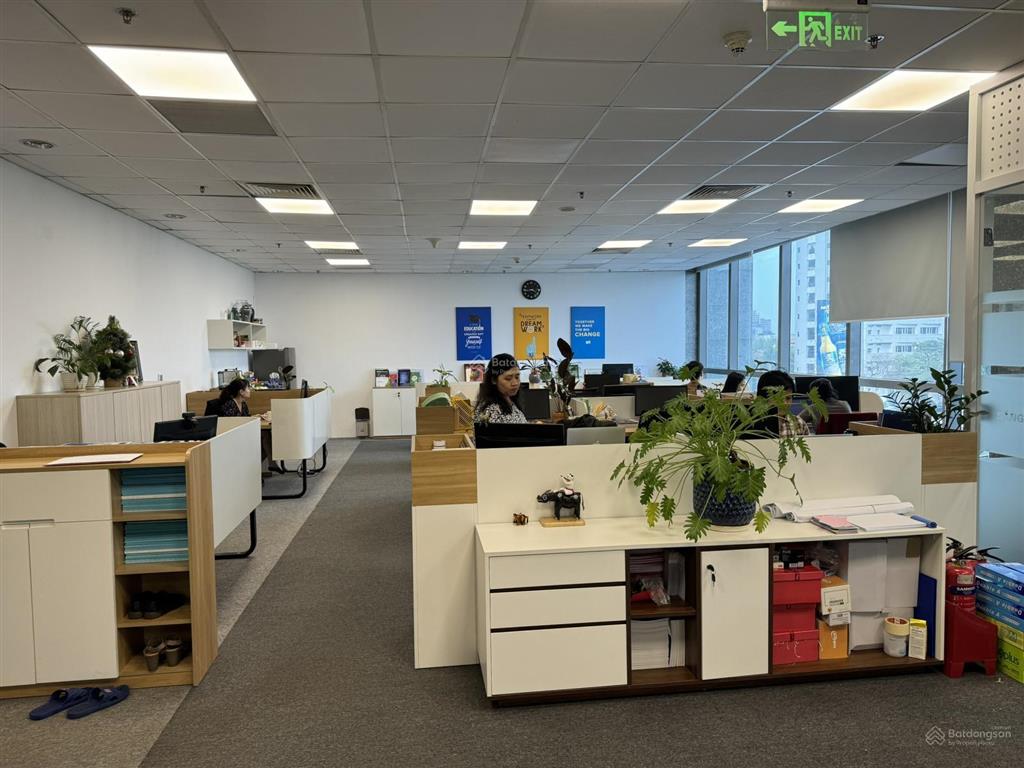Bql cho thuê văn phòng icon4 diện tích 200m2 có cắt từ 80m2 có sẵn nội thất đẹp vào được luôn