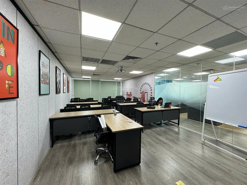 Nhượng văn phòng cho thuê tòa việt á duy tân dt 500m2 cắt từ 100m2 sẵn nội thất rất đẹp