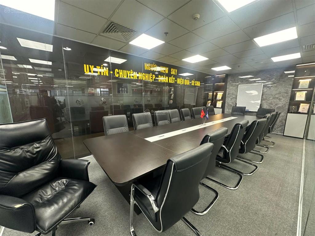 Nhượng văn phòng ceo phạm hùng 500m2 cắt nhỏ nhất từ 100m2 có sẵn nội thất luôn vào làm việc