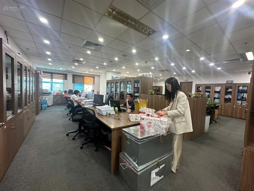 Bql hh4 sông đà phạm hùng cho thuê vp 300m2 cắt theo nhu cầu 100m2 có đồ nội thất vào được luôn