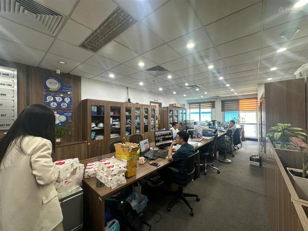 Bql hh4 sông đà phạm hùng cho thuê vp 300m2 cắt theo nhu cầu 100m2 có đồ nội thất vào được luôn