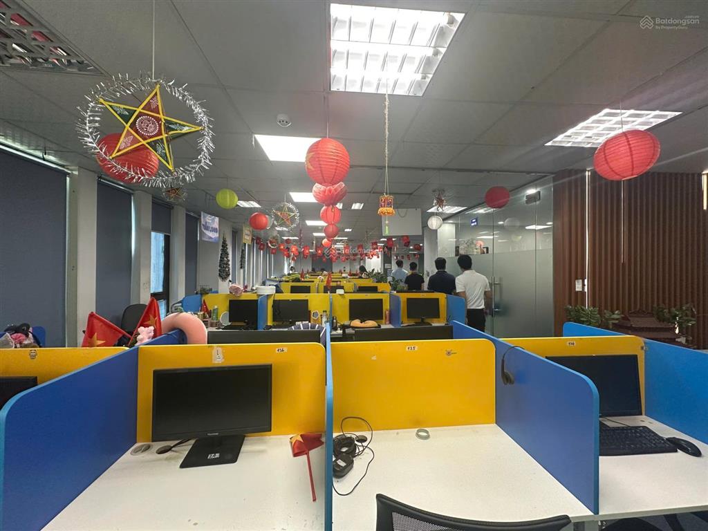 Bql trung yên plaza trung hòa cho thuê 300m2 cắt từ 150m2 làm việc được luôn sẵn nội thất