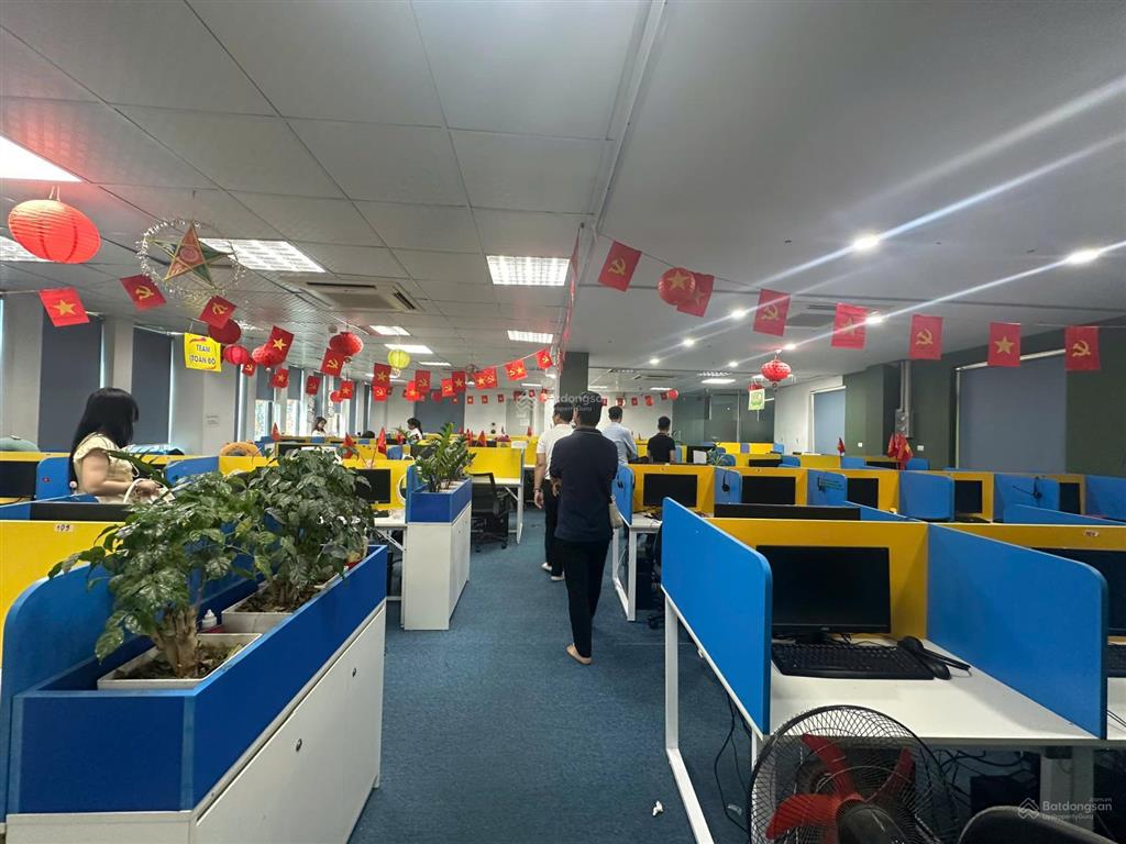 Bql trung yên plaza trung hòa cho thuê 300m2 cắt từ 150m2 làm việc được luôn sẵn nội thất