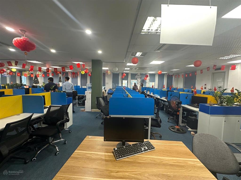 Bql trung yên plaza trung hòa cho thuê 300m2 cắt từ 150m2 làm việc được luôn sẵn nội thất