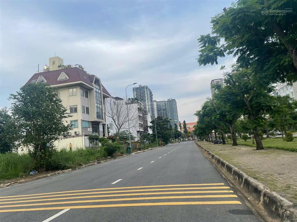 Thật 100%, giá tốt nhất, có 2 mặt tiền nguyễn văn kỉnh, dt 460m2, ngang 20m, 3 tầng. giá 68 tỷ