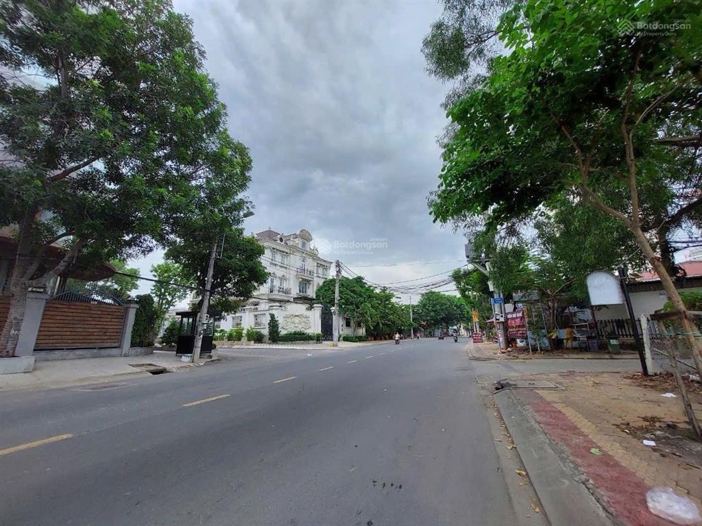 Thật 100%, giá tốt nhất, có 2 mặt tiền nguyễn văn kỉnh, dt 460m2, ngang 20m, 3 tầng. giá 68 tỷ