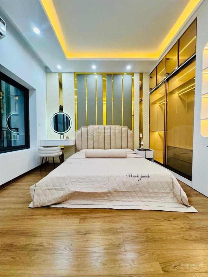 Nhỉnh 8 tỷ, thái thịnh, lô góc, sát phố, 35m2 ô tô tránh, khu vực hiếm nhà bán, dt 42m2, 4pn