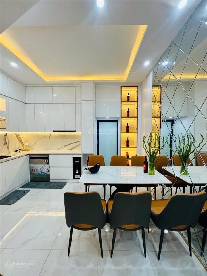 Nhỉnh 8 tỷ, thái thịnh, lô góc, sát phố, 35m2 ô tô tránh, khu vực hiếm nhà bán, dt 42m2, 4pn