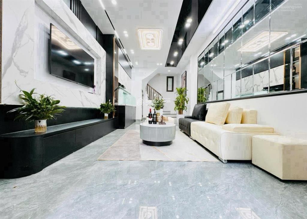 Nhỉnh 8 tỷ, thái thịnh, lô góc, sát phố, 35m2 ô tô tránh, khu vực hiếm nhà bán, dt 42m2, 4pn