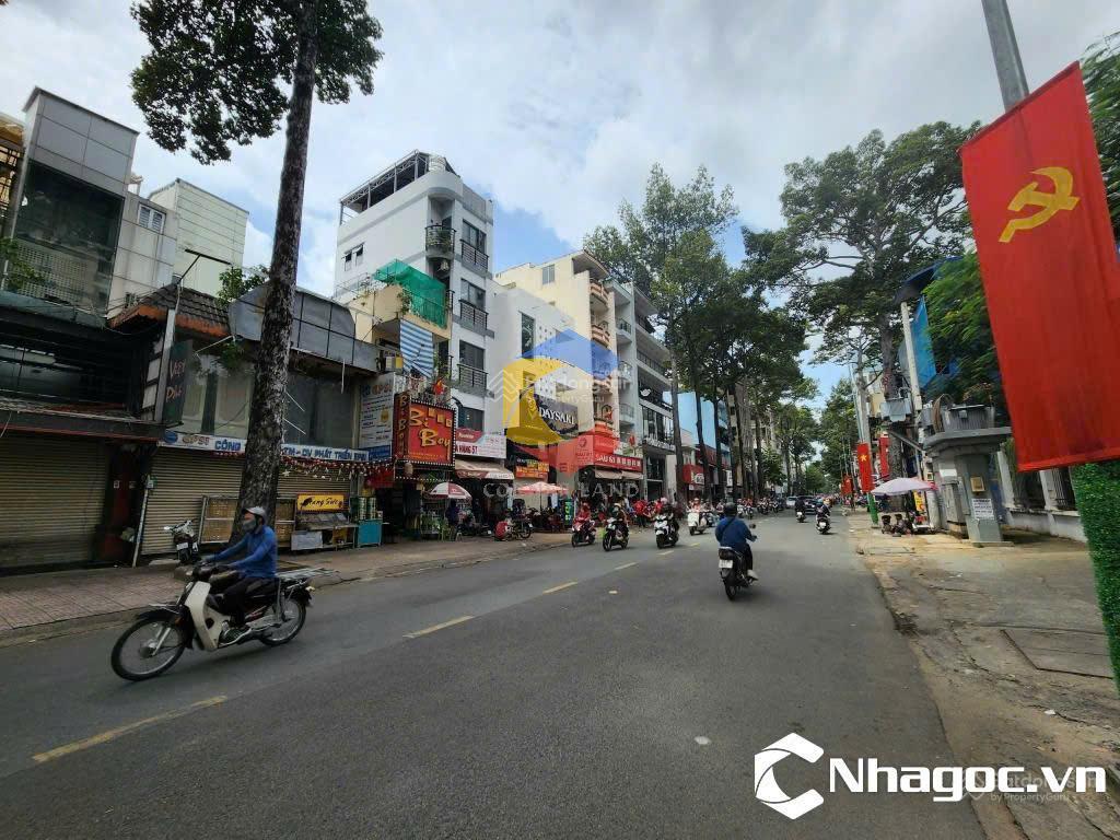 Diện tích lớn 20x31m. cn 645m²  bán nhà mặt tiền nguyễn trãi  sát vách quận 1  tiện xây cao ốc