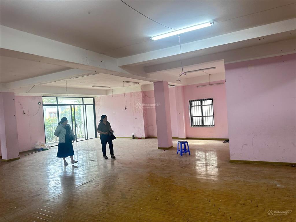 Chính chủ cho thuê 250m2 thông sàn làm văn phòng khu vực đội cấn ba đình, giá 25tr/tháng