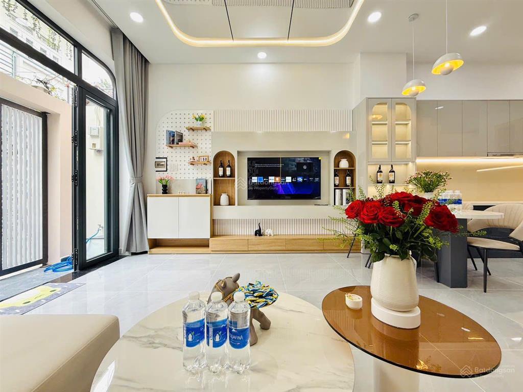 Nhà 4tầng (ngang 4,5m x10m) 3phòng ngủ full nội thất ngay emart chỉ nhỉnh 5tỷ