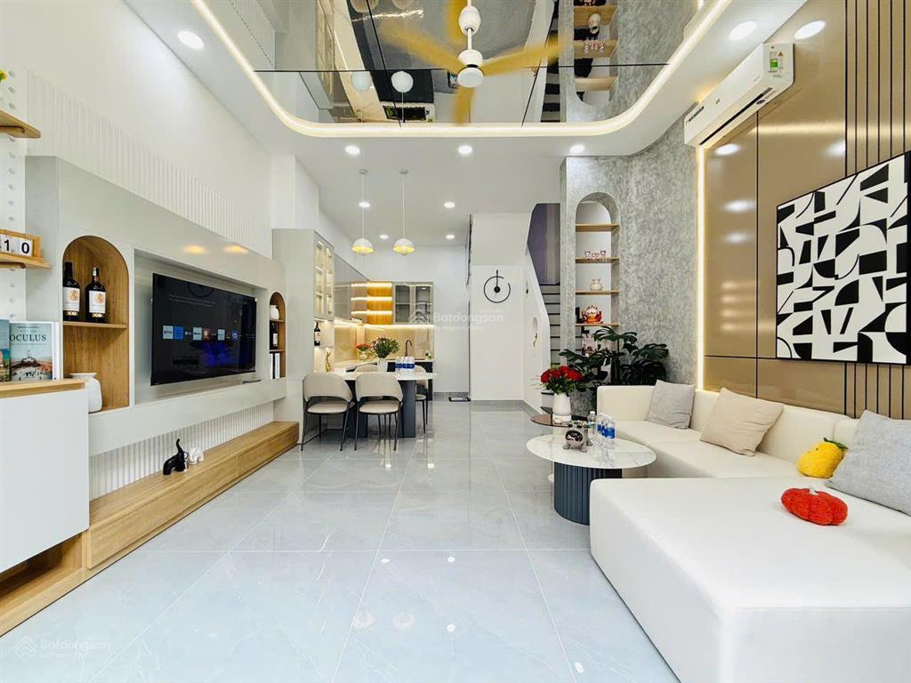 Nhà 4tầng (ngang 4,5m x10m) 3phòng ngủ full nội thất ngay emart chỉ nhỉnh 5tỷ