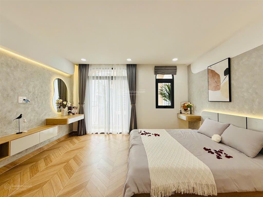 Nhà 4tầng (ngang 4,5m x10m) 3phòng ngủ full nội thất ngay emart chỉ nhỉnh 5tỷ