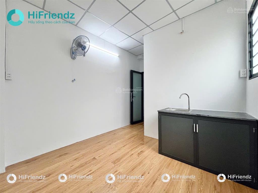 Chính chủ cho thuê phòng studio cửa sổ thoáng mới làm lại ngay ngã tư hàng xanh cách hutech 5p