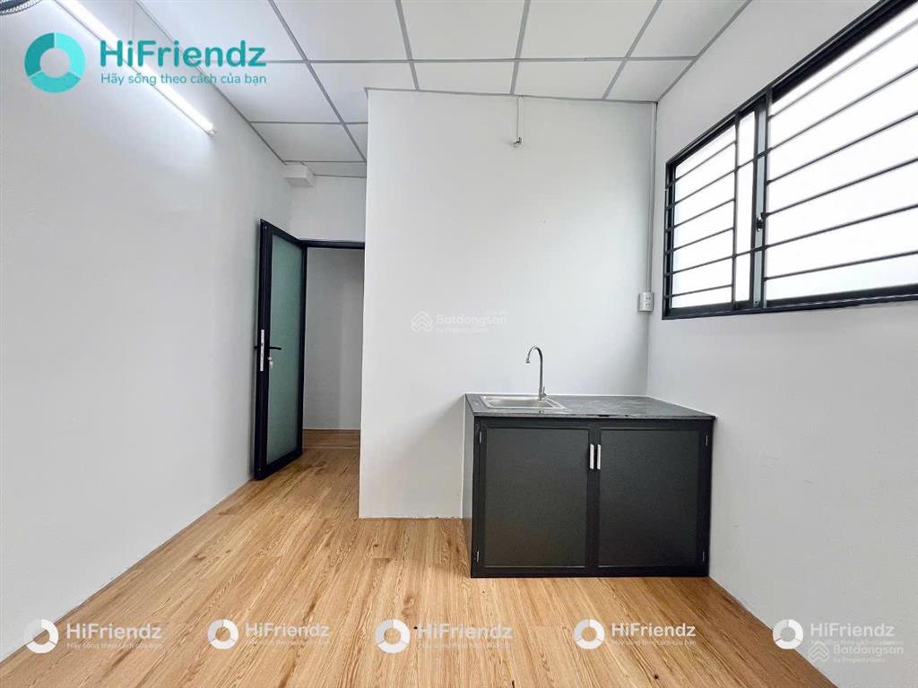 Chính chủ cho thuê phòng studio cửa sổ thoáng mới làm lại ngay ngã tư hàng xanh cách hutech 5p