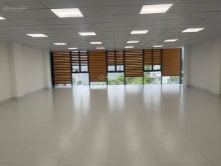 Cho thuê văn phòng đường trần não. ngay vòng xoay. dt 134m2. giá 30 triệu/th