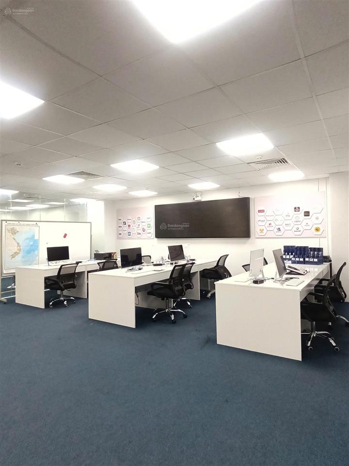 Tiết kiệm 500tr tiền setup || sàn 250m2 cao thắng quận 3..full nội thất..sẵn bàn ghế  phòng họp