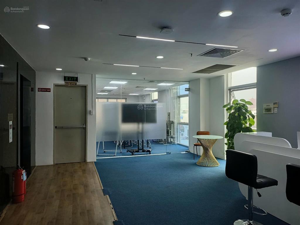 Tiết kiệm 500tr tiền setup || sàn 250m2 cao thắng quận 3..full nội thất..sẵn bàn ghế  phòng họp