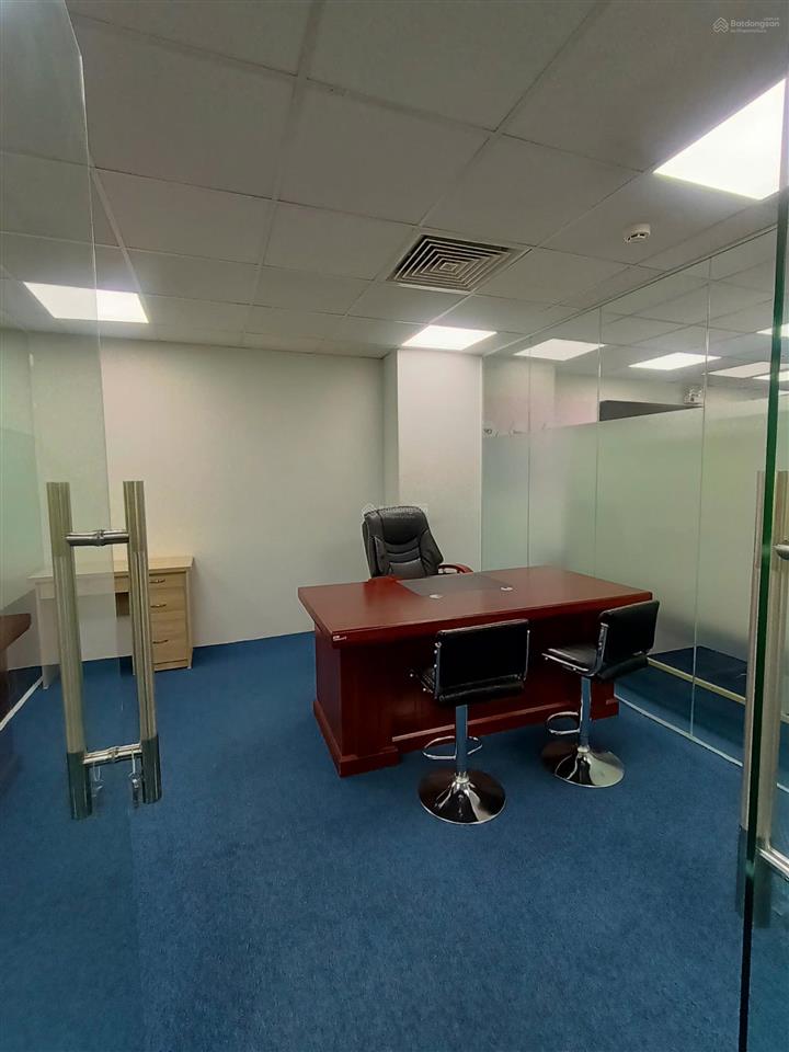 Tiết kiệm 500tr tiền setup || sàn 250m2 cao thắng quận 3..full nội thất..sẵn bàn ghế  phòng họp