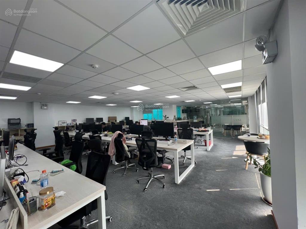 Tiết kiệm 500tr tiền setup || sàn 250m2 cao thắng quận 3..full nội thất..sẵn bàn ghế  phòng họp