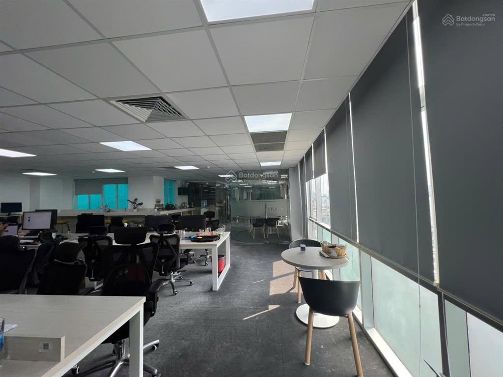 Tiết kiệm 500tr tiền setup || sàn 250m2 cao thắng quận 3..full nội thất..sẵn bàn ghế  phòng họp