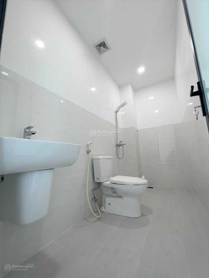 Cho thuê nhà mới 1 trệt 3 lầu, giá 11 triệu/th, nằm trung tâm tp tân an