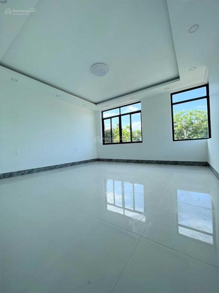 Cho thuê nhà mới 1 trệt 3 lầu, giá 11 triệu/th, nằm trung tâm tp tân an