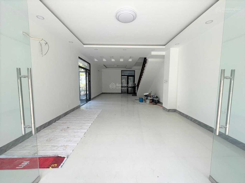 Cho thuê nhà mới 1 trệt 3 lầu, giá 11 triệu/th, nằm trung tâm tp tân an