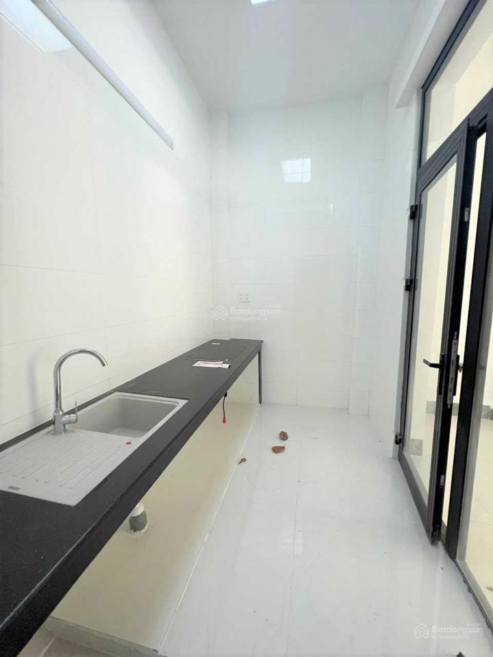 Cho thuê nhà mới 1 trệt 3 lầu, giá 11 triệu/th, nằm trung tâm tp tân an