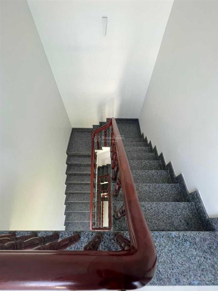 Cho thuê nhà mới 1 trệt 3 lầu, giá 11 triệu/th, nằm trung tâm tp tân an