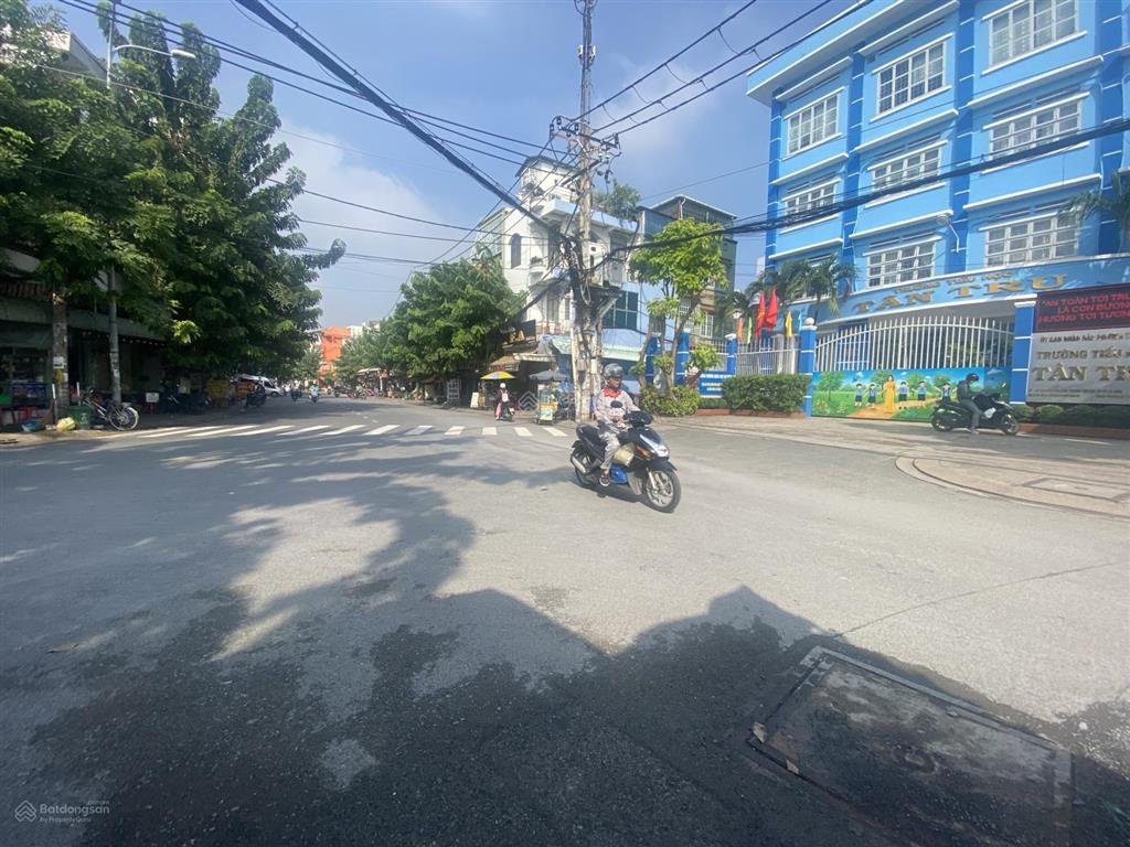 Bán nhà cạnh sân bay 75 m², 3 tầng 6 tỷ 1 căn ra mặt tiền